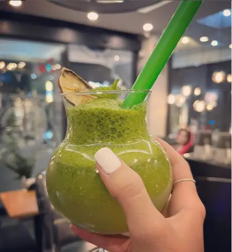 اسموتی سبز تازه و پرفایده کافه بوتیک زی بن با لیمو و نعناع. نوشیدنی خنک، سالم و انرژی‌زا برای لذت بردن در محیط دلنشین کافه زی بن.