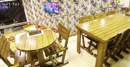 سالن غذاخوری دنج و دلنشین پیتزا هات با میز و صندلی‌های چوبی زیبا، فضایی ایده‌آل برای لذت بردن از پیتزاهای لذیذ و دورهمی.