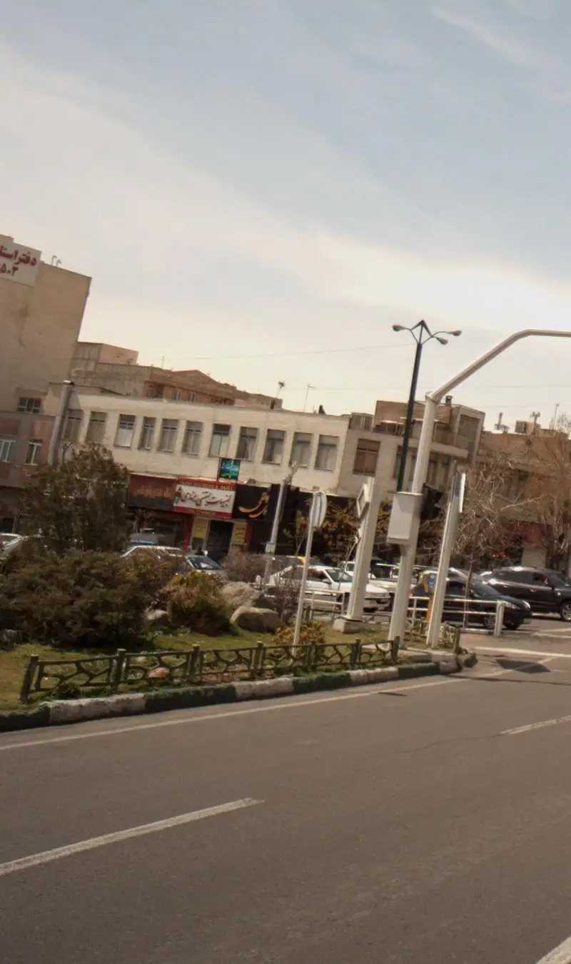 نمای خارجی فروشگاه لبنیات بستنی یزدی در یک روز آفتابی، همراه با خیابان، خودروها، و ساختمان‌های اطراف. مکانی برای محصولات لبنی و بستنی تازه.