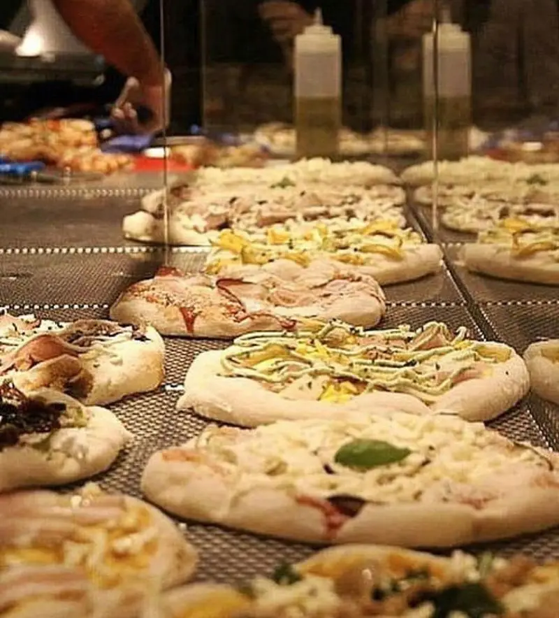 پیتزاهای متنوع و دست‌ساز سام استریت تجریش با مواد اولیه تازه و با کیفیت عالی، آماده پخت و سرو برای مشتریان عزیز در فضای دلنشین رستوران.