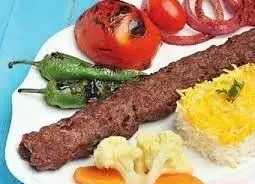 سفارش آنلاین کباب کوبیده رادان با برنج زعفرانی، گوجه و فلفل کبابی. بهترین غذای ایرانی با کیفیت بالا در تهیه غذا رادان.
