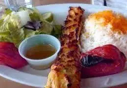 کباب جوجه خوش طعم تهیه غذا رادان با چلو زعفرانی، سالاد تازه و گوجه کبابی. بهترین غذای ایرانی برای ناهار و شام در تهران.
