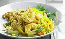 تهیه غذا رادان: بشقاب میگو با انبه و سبزیجات تازه، غذایی سالم و خوشمزه از کترینگ رادان برای سفارش غذا.