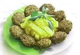 فلافل سبز و تازه تهیه غذا رادان، غذایی سنتی و خوشمزه، آماده برای سفارش سریع و آنلاین. بهترین کترینگ غذای ایرانی سالم.