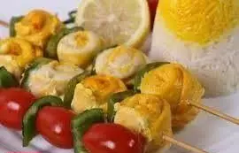 چلو جوجه کباب زعفرانی خوشمزه و تازه همراه با فلفل دلمه، گوجه فرنگی و لیمو از تهیه غذا رادان برای سفارش آنلاین.