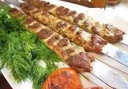سه سیخ کباب کوبیده مرغ رادان، با سبزی تازه و گوجه کبابی؛ غذای خوشمزه و سالم برای سفارش آنلاین و مجالس.