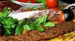 تهیه غذا رادان: کباب لذیذ و مجلسی با مخلفات تازه شامل سبزی، پیاز و گوجه. بهترین غذای ایرانی برای مهمانی‌ها و سفارش روزانه.