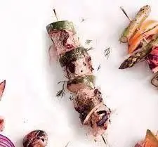 سیخ مزه‌دار گوشت یا ماهی پیچیده در خیار و شوید از تهیه غذای رادان. غذای سالم و شیک برای مهمانی‌ها و مراسم.