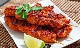 تصویری از کباب مرغ آبدار و خوشمزه تهیه غذا رادان، با تزئین گشنیز و لیمو، آماده برای سفارش و ارسال سریع به سراسر تهران.
