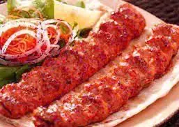تصویری از دو سیخ کباب کوبیده اصیل و داغ تهیه غذا رادان با نان تازه و سالاد، آماده برای سفارش آنلاین و دلیوری فوری غذای ایرانی.