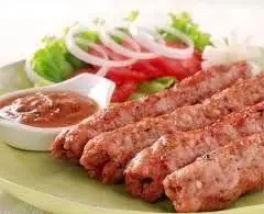 کباب‌های لذیذ و تازه گوشت، با سس مخصوص و سالاد سبزیجات، بهترین انتخاب برای سفارش آنلاین غذا از رادان.