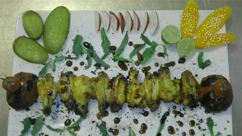 بشقاب خوراک ویژه کافی شاپ رویال: کباب مرغ/ماهی با سس، گوجه کبابی، انبه، سیب، لیموترش و سبزیجات تازه برای تجربه‌ای لذت‌بخش.