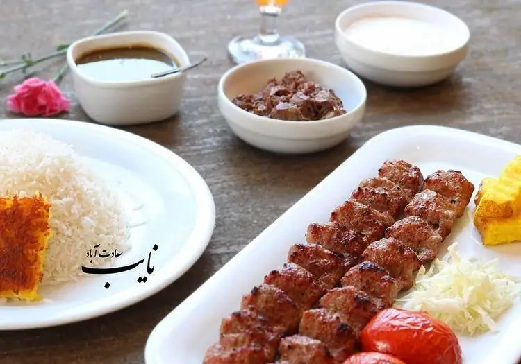 چلو کباب کوبیده نایب سعادت آباد با برنج ایرانی، ته دیگ طلایی و دورچین کامل. لذت غذای سنتی و اصیل ایرانی در رستوران نایب.