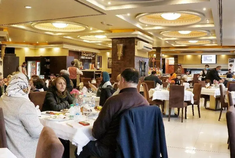 محیط شلوغ و گرم رستوران چلو کباب نایب: مشتریان در حال لذت بردن از غذای سنتی ایرانی با بهترین کیفیت و سرویس دهی ممتاز.