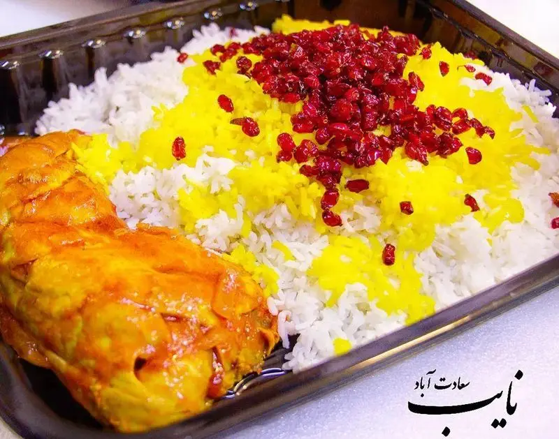 زرشک پلو با مرغ خوشرنگ و لذیذ از چلوکبابی نایب سعادت آباد. غذای اصیل و با کیفیت ایرانی، مناسب برای سفارش آنلاین و مجالس.