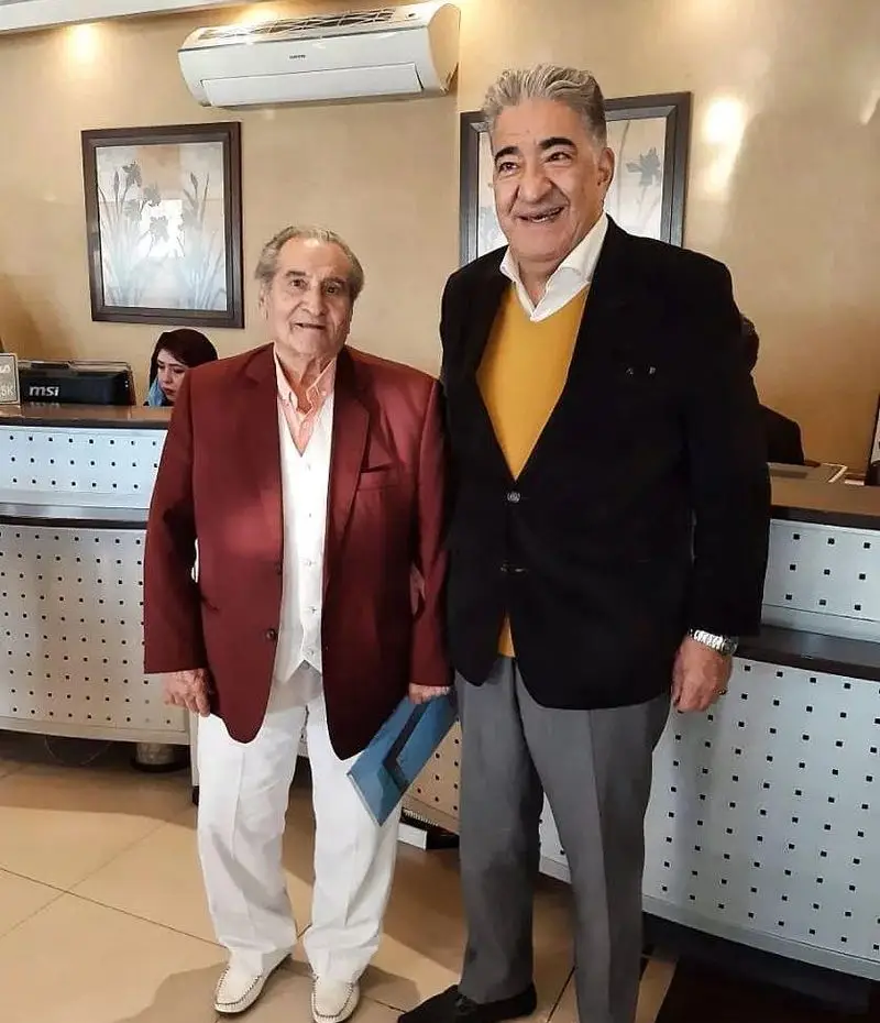 دو مشتری محترم و لبخند رضایت‌بخششان در رستوران چلو کباب نایب، شاهدی بر کیفیت عالی غذا و فضای گرم و دلنشین.