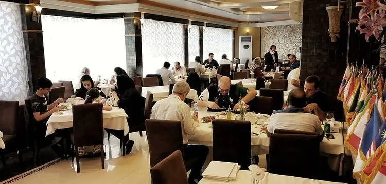 فضای داخلی رستوران چلو کباب نایب با مشتریانی که از غذای ایرانی لذت می‌برند. تجربه‌ی دلنشین غذا خوردن در محیطی آرام و مدرن.