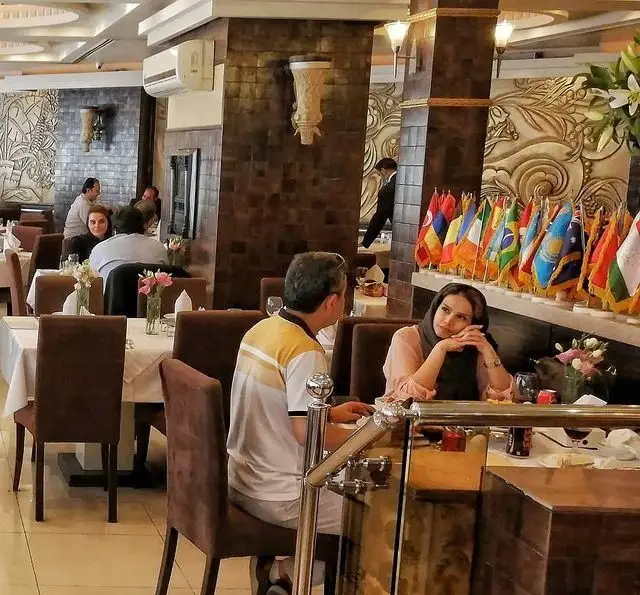 فضای داخلی شیک و دلپذیر رستوران چلو کباب نایب با مشتریانی که از غذاهای لذیذ لذت می‌برند. بهترین تجربه ناهار و شام.