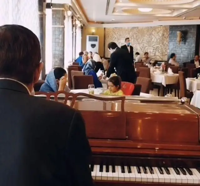 چلو کباب نایب: محیطی لوکس و دلنشین با اجرای پیانو زنده، مشتریانی که از غذا و جو لذت می‌برند.