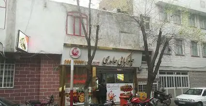 تصویر نمای بیرونی و سردر چلوکبابی حامدی، رستوران محبوب غذای ایرانی با تابلوی نام و فضای ورودی، واقع در خیابان.