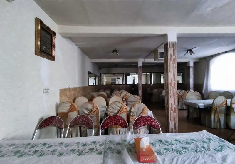 نمای کامل سالن غذاخوری بزرگ و منظم رستوران حامدی با میز و صندلی های تمیز و آماده پذیرایی از مشتریان عزیز و برگزاری جشن ها.