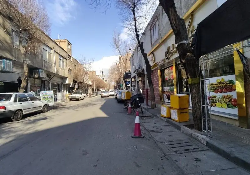 تصویری از نمای خارجی رستوران حامدی در یک خیابان شهری، با ویترین محصولات غذایی تازه و فضای پر جنب و جوش روز.