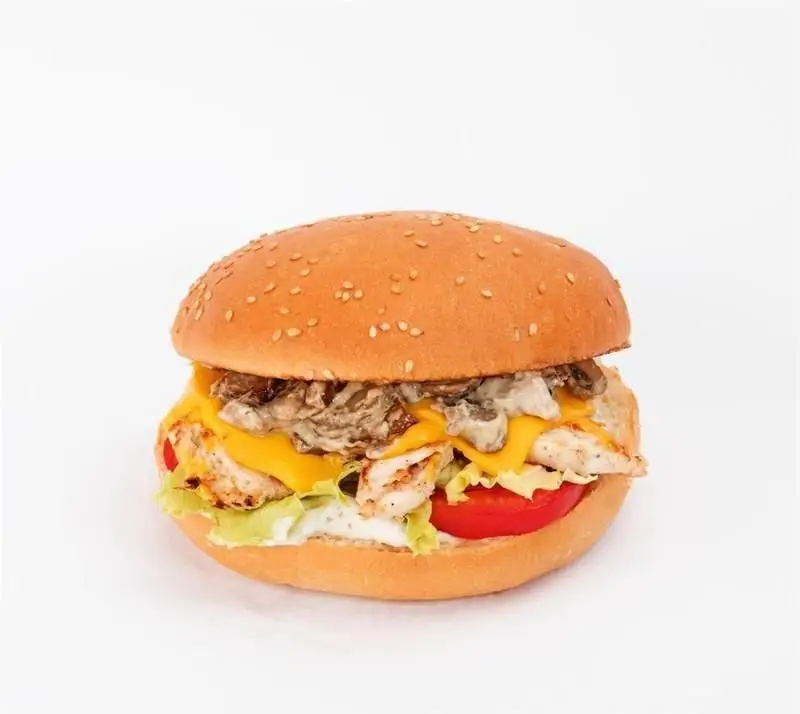 برگر مرغ گام برگر با فیله مرغ گریل شده، پنیر چدار، قارچ سسیس‌شده، کاهو تازه، گوجه و سس مخصوص در نان کنجدی.