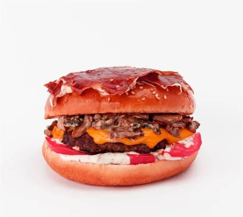 همبرگر گام برگر با قارچ تازه، پنیر ذوب شده، بیکن ترد، سس مخصوص و مخلفات تازه. تجربه یک طعم لذیذ از برگر گام برگر.