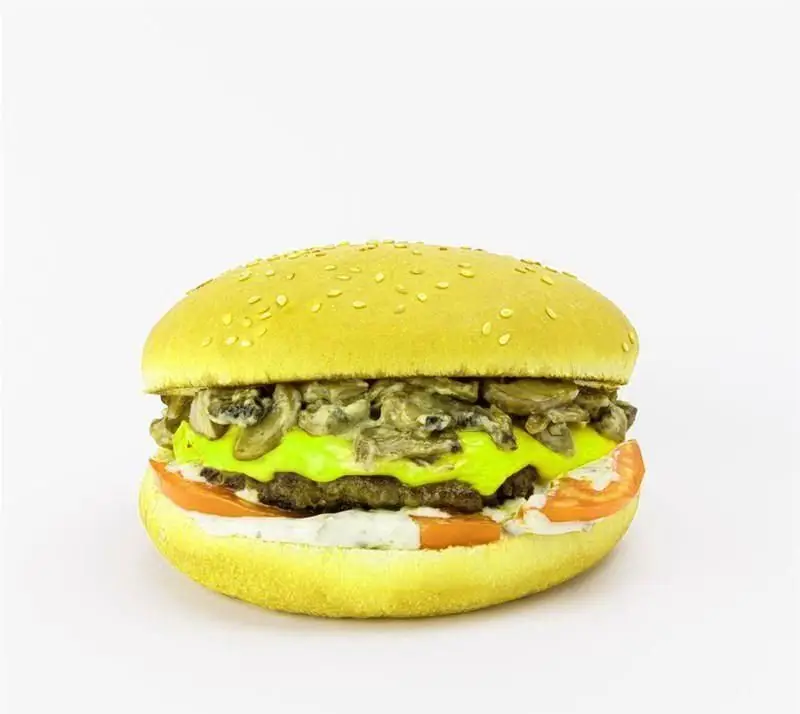 یک برگر قارچ و پنیر لذیذ از گام برگر، شامل گوشت تازه، سس مخصوص، گوجه و نان کنجدی طلایی. مناسب برای سفارش آنلاین.
