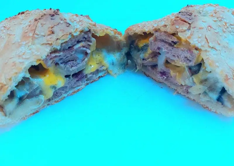 فست فود آرام ناز: پیراشکی گوشت و پنیر داغ، از وسط بریده شده با لایه‌های ضخیم گوشت، پنیر آب شده و کشدار. نان کنجدی این فست فود لذیذ را امتحان کنید.