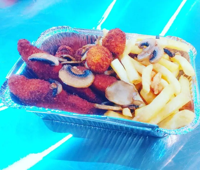 سفارش فست فود آرام ناز شامل مرغ سوخاری ترد، سیب زمینی سرخ کرده، قارچ و کروکت. یک وعده خوشمزه برای بیرون بر.