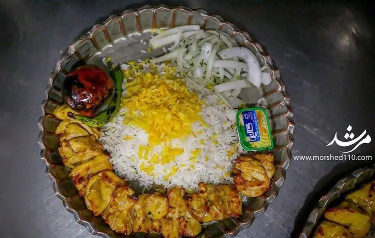 جوجه کباب لذیذ با برنج ایرانی زعفرانی، گوجه کبابی و پیاز از منوی ویژه رستوران سنتی مرشد. تجربه طعمی اصیل.