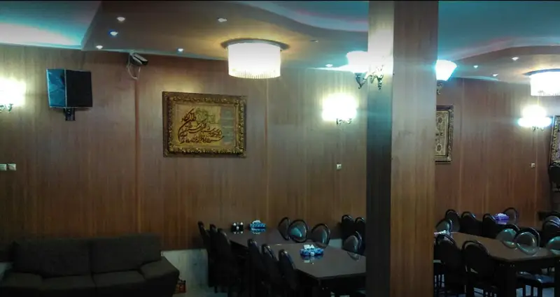 نمای داخلی رستوران فرخ سرو با دکوراسیون سنتی و مدرن، شامل میز و صندلی‌های چوبی، مبل راحتی و تابلوهای هنری زیبا برای تجربه‌ای دلنشین.