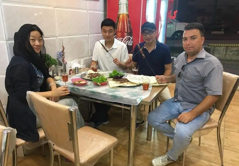 مشتریان در جگر سرای خاتون از کباب جگر تازه و لذیذ همراه با نان داغ لذت می‌برند، تجربه‌ای اصیل از غذای ایرانی در محیطی دوستانه.