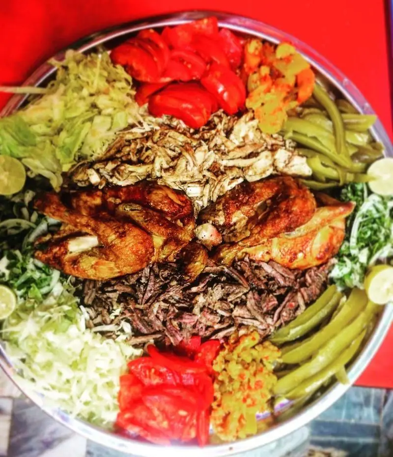 سینی شاورما و غذای عربی فست فود شاورما یاس با مرغ بریان، شاورما گوشت، گوجه، کلم و ترشیجات متنوع.