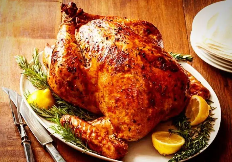 مرغ بریان طلایی و آبدار با عطر رزماری و طعم لیمو، آماده سرو. تجربه‌ای لذیذ از فست فود یاس برای ناهار و شام شما.