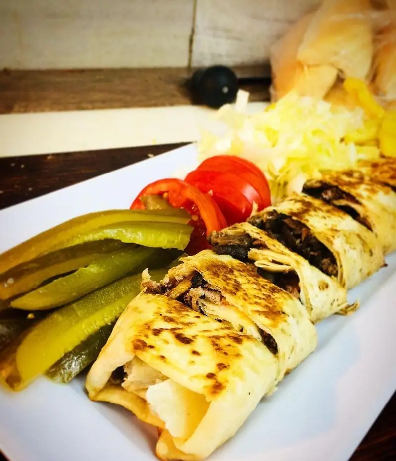 شاورما میکس مرغ و گوشت تازه و خوشمزه از منوی فست فود شاورما یاس، با مخلفات ترشی، گوجه و کاهو. تجربه طعمی بی‌نظیر.