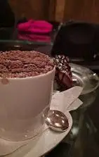 شکلات داغ خوشمزه و کیک شکلاتی لذیذ در کافه کاژه؛ تجربه ای دلنشین از نوشیدنی و دسر گرم در فضایی دنج و آرام.