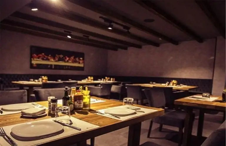 فضای داخلی زیبا و دلنشین رستوران ایتالیایی لیدو، با میزهای چوبی شیک، صندلی‌های راحت و دکوری مدرن برای یک تجربه غذایی بی‌نظیر.