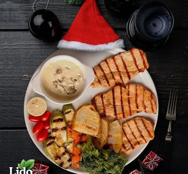 غذای سالم و لذيذ از رستوران ایتالیایی لیدو: سینه مرغ گریل شده با سبزیجات تازه، سس قارچ و لیمو، مناسب جشن کریسمس.