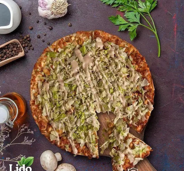 پیتزا کاهو و سس لیدو، ترکیبی خاص و خوشمزه از رستوران ایتالیایی لیدو. طعمی بی‌نظیر برای تجربه غذای اصیل ایتالیایی در منوی لیدو.