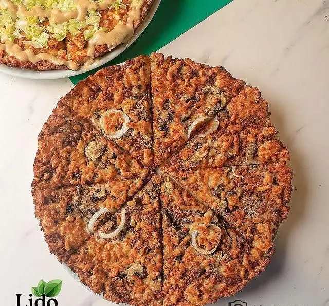 دو پیتزای خوشمزه از رستوران ایتالیایی لیدو: پیتزا قارچ و پنیر با حلقه‌های پیاز و پیتزا کاهو با سس مخصوص.