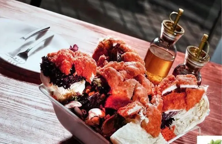 بشقابی رنگارنگ و هیجان‌انگیز از رستوران ایتالیایی لیدو: مرغ سوخاری ترد، کاهو و سبزیجات تازه با چاشنی‌های مدیترانه‌ای.