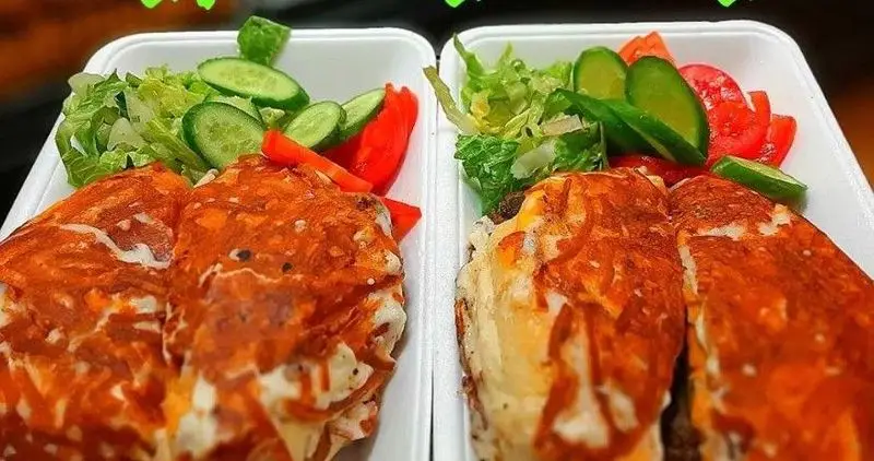 ساندویچ های حمید و مجید: دو ظرف غذای آماده خوشمزه با ساندویچ های پنیری طلایی و سالاد تازه کاهو، خیار و فلفل. عالی برای ناهار/شام.