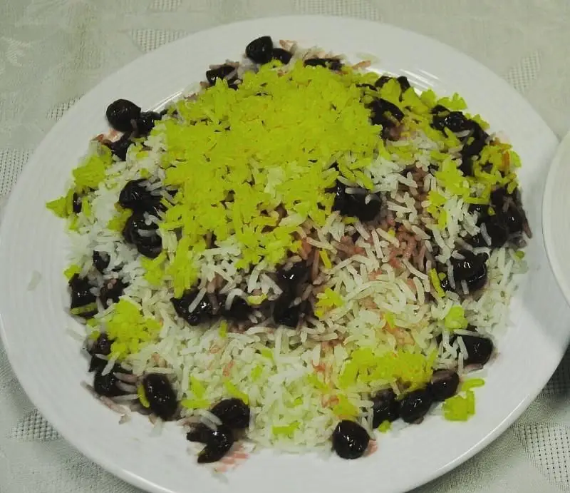 آلبالو پلو سنتی و خوشمزه رستوران ایرانی استخر ونک، برنج زعفرانی و آلبالوهای تازه، غذای با کیفیت و پرطرفدار