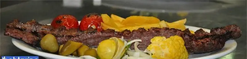 کباب ایرانی با گوجه کبابی، سیب زمینی، ترشی، پیاز، لیمو و برنج زعفرانی در رستوران اصیل استخر ونک.