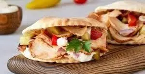 شاورما خالو: ساندویچ‌های شاورما مرغ لذیذ با نان پیتا، سس مخصوص، ترشی و سبزیجات تازه. بهترین شاورما را تجربه کنید.