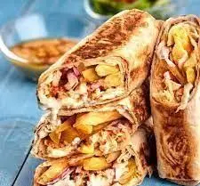 ساندویچ‌های شاورما مرغ خالو با نان داغ، سیب‌زمینی ترد، مرغ گریل شده و سس سیر. طعم اصیل شاورما را تجربه کنید.