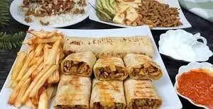 لذت‌بخش‌ترین غذاهای عربی شاورما خالو: ساندویچ‌های شاورمای مرغ و گوشت، بشقاب شاورما با برنج، سیب‌زمینی سرخ‌کرده و سس سیر.