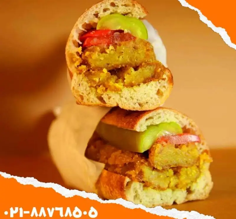 ساندویچ‌های دلپذیر و تازه اغذیه یگانه، پر شده با مواد اولیه باکیفیت و طعم‌های خانگی. فلافل/کتلت خوشمزه با گوجه و خیارشور.